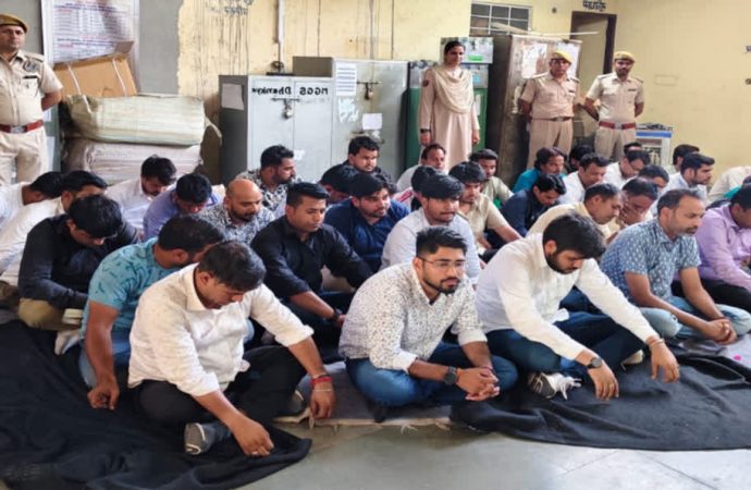 रेव पार्टी करते 50 युवक-युवतियां गिरफ्तार