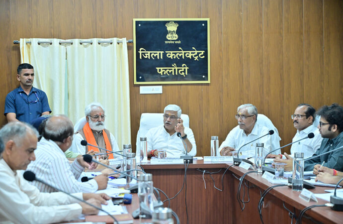 अंतिम पंक्ति में खड़े व्यक्ति की हो सुनवाई