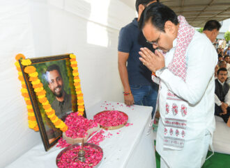मुख्यमंत्री ने दिवंगत नीरज उधवानी के आवास पर जाकर दी श्रद्धांजलि-