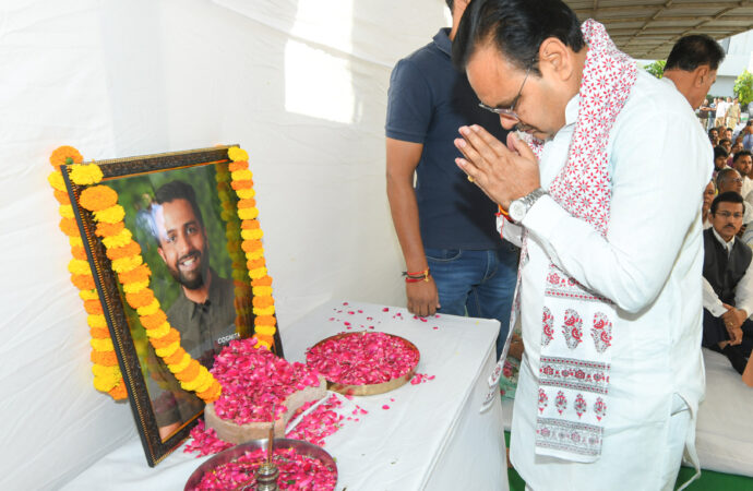मुख्यमंत्री ने दिवंगत नीरज उधवानी के आवास पर जाकर दी श्रद्धांजलि-