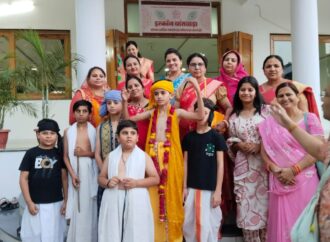 हरिनाम संकीर्तन में महामंत्र हरे रामा हरे कृष्ण की गूंज
