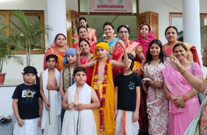 हरिनाम संकीर्तन में महामंत्र हरे रामा हरे कृष्ण की गूंज