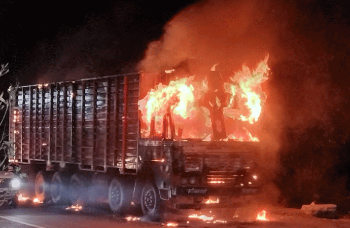 चलते ट्रक में भीषण आग, चालक ने कूदकर बचाई जान