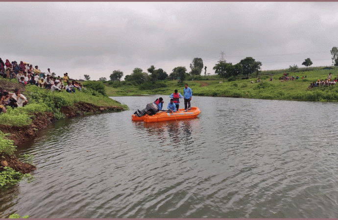 मछलियां पकड़ते पोखर में डूबे युवक का मिला शव