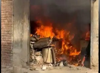 वेस्ट मैटेरियल के गोदाम में आग लगने से 20 लाख का नुकसान