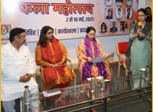 दिया कुमारी ने रंगरीत कला महोत्सव में देखा पारम्परिक चित्रकला का लालित्य