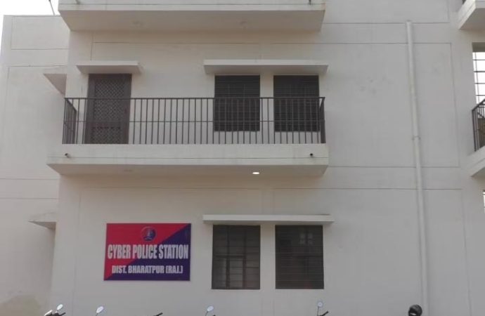 अरबों रुपये की साइबर ठगी करने वाले गिरोह के तीन आरोपी गिरफ्तार
