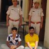 नाकाबन्दी में पकड़े बाइक सवार दो तस्कर
