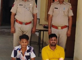 नाकाबन्दी में पकड़े बाइक सवार दो तस्कर