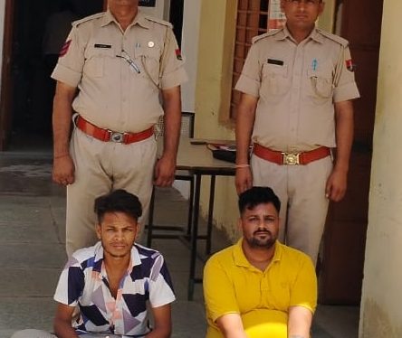 नाकाबन्दी में पकड़े बाइक सवार दो तस्कर