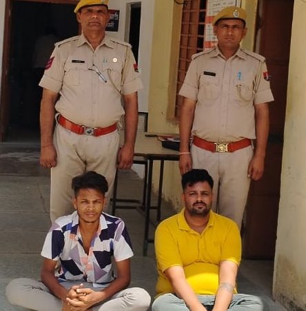 नाकाबन्दी में पकड़े बाइक सवार दो तस्कर