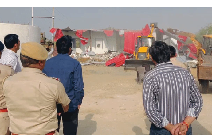 ड्राइवर को उल्टा लटकाकर पीटने वाले हिस्ट्रीशीटर की फैक्ट्री तोड़ी