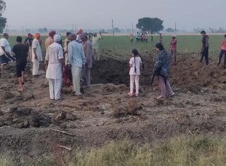 फगवाड़ा के गांव में मिसाइल गिरने से बना 10 फुट गहरा गड्ढा, खेत में लगी आग