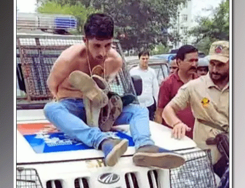 संदिग्ध चोर को पुलिस वाहन के बोनट पर बांधकर घुमाने के मामले की जांच के आदेश