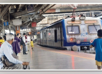 मुंबई की लोकल ट्रेनों में वरिष्ठ नागरिकों के लिए अलग डिब्बे की सुविधा
