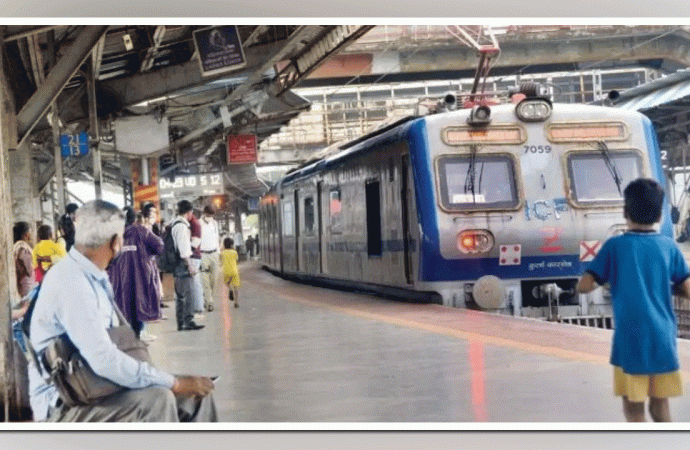 मुंबई की लोकल ट्रेनों में वरिष्ठ नागरिकों के लिए अलग डिब्बे की सुविधा