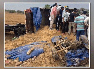 ट्रेलर के टेम्पो पर पलटने से तीन लोगों मौत, चार घायल