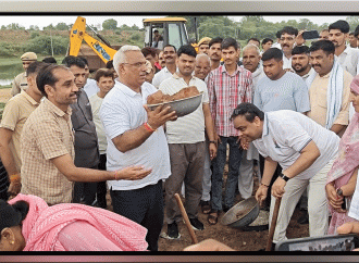 जिला प्रभारी मंत्री ने गंभीर नदी पर श्रमदान किया —आमजन से जल स्रोतों की साफ सफाई करने की कि अपील —जल स्रोतों की नियमित सफाई से जल संरक्षण को मिलेगा बढ़ावा —भविष्य में जल संकट की स्थिति नहीं होगी उत्पन्न – जिला प्रभारी मंत्री