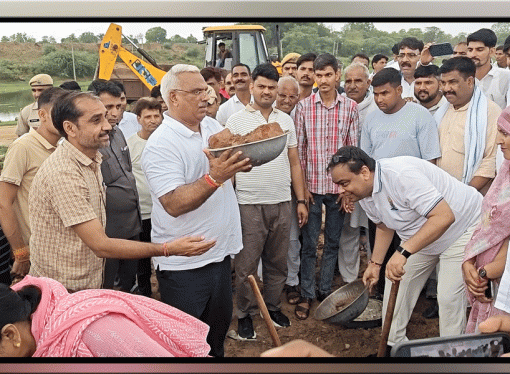 जिला प्रभारी मंत्री ने गंभीर नदी पर श्रमदान किया —आमजन से जल स्रोतों की साफ सफाई करने की कि अपील —जल स्रोतों की नियमित सफाई से जल संरक्षण को मिलेगा बढ़ावा —भविष्य में जल संकट की स्थिति नहीं होगी उत्पन्न – जिला प्रभारी मंत्री