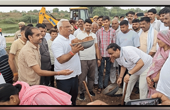 जिला प्रभारी मंत्री ने गंभीर नदी पर श्रमदान किया —आमजन से जल स्रोतों की साफ सफाई करने की कि अपील —जल स्रोतों की नियमित सफाई से जल संरक्षण को मिलेगा बढ़ावा —भविष्य में जल संकट की स्थिति नहीं होगी उत्पन्न – जिला प्रभारी मंत्री
