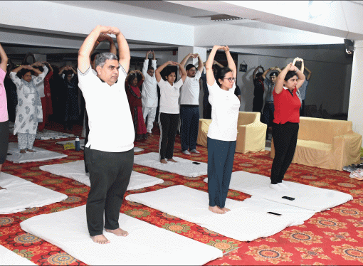 हजारों नागरिकों ने किया सामूहिक योगाभ्यास, गूंजा “एक पृथ्वी, एक स्वास्थ्य“ का संदेश —जिला स्तरीय योग कार्यक्रम में प्रभारी मंत्री गौतम दक सहित जनप्रतिनिधि, अधिकारी व आमजन ने लिया योग का संकल्प —प्रतिदिन योग कर तन मन को रखे स्वस्थः प्रभारी मंत्री