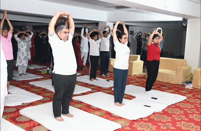 हजारों नागरिकों ने किया सामूहिक योगाभ्यास, गूंजा “एक पृथ्वी, एक स्वास्थ्य“ का संदेश —जिला स्तरीय योग कार्यक्रम में प्रभारी मंत्री गौतम दक सहित जनप्रतिनिधि, अधिकारी व आमजन ने लिया योग का संकल्प —प्रतिदिन योग कर तन मन को रखे स्वस्थः प्रभारी मंत्री