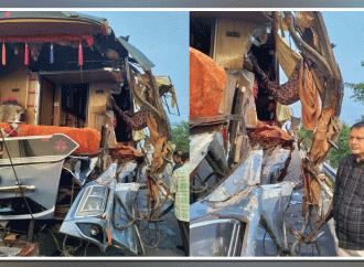 आगरा- लखनऊ एक्सप्रेसवे पर डबल डेकर बस ट्रक से टकराई ,तीन की मौत