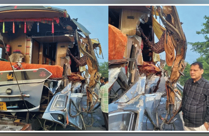 आगरा- लखनऊ एक्सप्रेसवे पर डबल डेकर बस ट्रक से टकराई ,तीन की मौत
