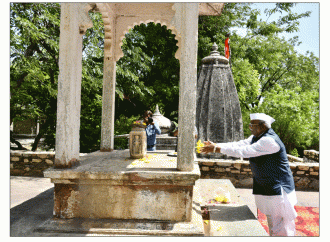 राज्यपाल ने हल्दीघाटी, चेतक समाधि पर नमन किया, प्रताप संग्रहालय का अवलोकन किया कहा, राष्ट्र का गौरव है हल्दीघाटी की मिट्टी, राज्यपाल ने हल्दीघाटी की मिट्टी से तिलक किया