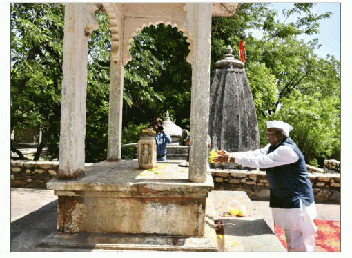 राज्यपाल ने हल्दीघाटी, चेतक समाधि पर नमन किया, प्रताप संग्रहालय का अवलोकन किया कहा, राष्ट्र का गौरव है हल्दीघाटी की मिट्टी, राज्यपाल ने हल्दीघाटी की मिट्टी से तिलक किया