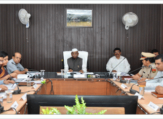 राज्यपाल ने जिला स्तरीय अधिकारियों की बैठक ली – योजनाओं के प्रभावी क्रियान्वयन के दिए निर्देश – पात्र व्यक्ति को मिले जन कल्याणकारी योजनाओं का समुचित लाभ – राज्यपाल