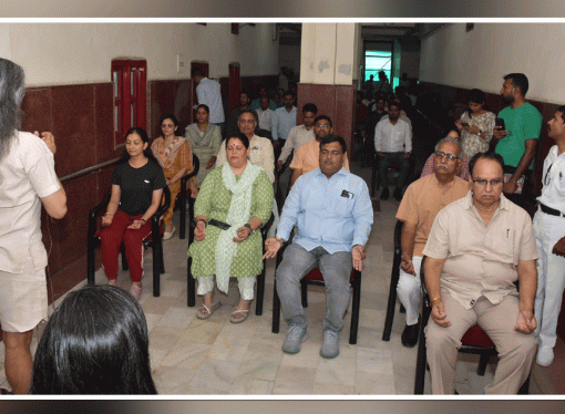 नगर निगम ग्रेटर मुख्यालय पर अधिकारियों, कर्मचारियों ने किया योगाभ्यास