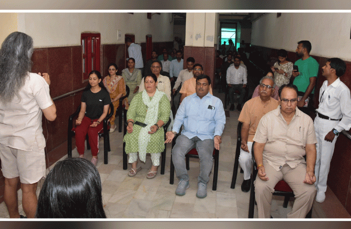 नगर निगम ग्रेटर मुख्यालय पर अधिकारियों, कर्मचारियों ने किया योगाभ्यास