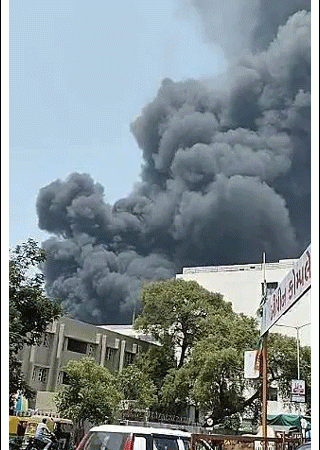 एयर इंडिया का विमान अहमदाबाद में दुर्घटनाग्रस्त विजय रूपाणी समेत  इस विमान में 169 भारतीय, 53 ब्रिटिश, 7 पुर्तगाली और 1 कनाडाई सवार थे. एयर इंडिया के विमान में 242 यात्री सवार थे