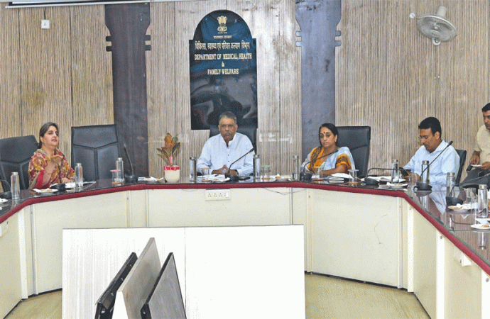 चिकित्सा मंत्री ने की आरजीएचएस की समीक्षा— योजना में जरूरी बदलाव कर बनाया जाएगा और बेहतर— गड़बड़ी पर होगा सख्त एक्शन