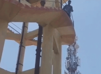 ट्रैक्टर चोरी के मामले में कार्रवाई नहीं होने पर युवक चढ़ा पानी की टंकी पर