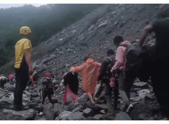 केदारनाथ से लौट रहे 40 श्रद्धालु सोनप्रयाग स्लाइड जोन में फंसे , एसडीआरएफ ने सुरक्षित निकाला