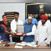 चुनौतियों से लड़कर नीट में सफल होने वाले श्रवण कुमार का राज्यपाल ने सम्मान किया