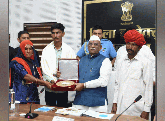 चुनौतियों से लड़कर नीट में सफल होने वाले श्रवण कुमार का राज्यपाल ने सम्मान किया