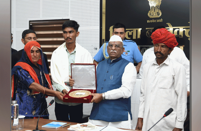 चुनौतियों से लड़कर नीट में सफल होने वाले श्रवण कुमार का राज्यपाल ने सम्मान किया