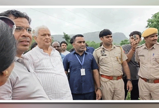 आपदा प्रबंधन मंत्री डॉ. किरोड़ी ने किया सवाई माधोपुर में बाढ़ प्रभावित क्षेत्रों का दौरा, पीड़ितों को दिलाया हरसंभव मदद का भरोसा, उघाड़ पुलिया के पुनर्निर्माण के दिए निर्देश