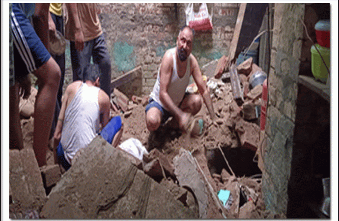 कमरे की छत गिरने से तीन लोगों की मौत,तीन घायल