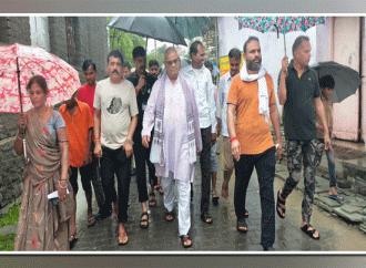 कोटा में जल भराव क्षेत्रों में पैदल घूमे शिक्षा मंत्री, पानी निकासी के दिए निर्देश