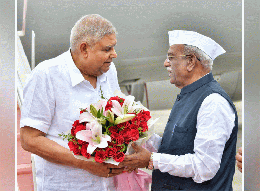 राज्यपाल बागडे ने उपराष्ट्रपति की अगवानी की, पुष्पगुच्छ भेंट कर किया स्वागत