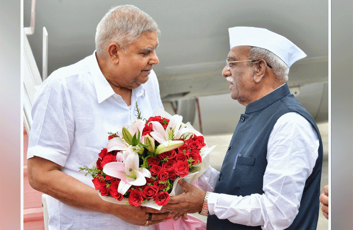 राज्यपाल बागडे ने उपराष्ट्रपति की अगवानी की, पुष्पगुच्छ भेंट कर किया स्वागत