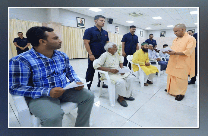 योगी ने सोमवार को लखनऊ में किया ‘जनता दर्शन’