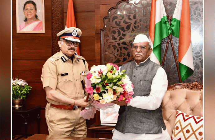 राज्यपाल से पुलिस महानिदेशक  राजीव कुमार शर्मा ने की शिष्टाचार भेंट