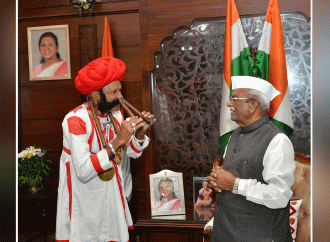 राज्यपाल श्री बागडे के समक्ष किया लोक कला का प्रदर्शन, अलगोजा बजाने वाले कलाकार श्री रामनाथ चौधरी ने राज्यपाल से की मुलाकात