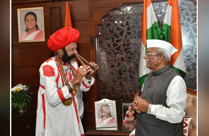 राज्यपाल श्री बागडे के समक्ष किया लोक कला का प्रदर्शन, अलगोजा बजाने वाले कलाकार श्री रामनाथ चौधरी ने राज्यपाल से की मुलाकात