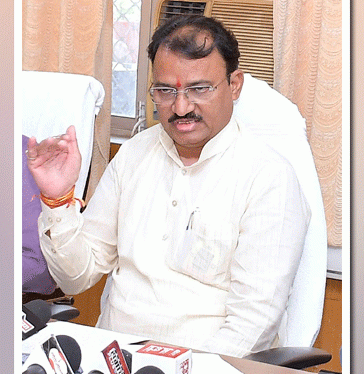 मुख्यमंत्री भजनलाल शर्मा का संवेदनशील निर्णय— राजकीय संस्थानों, विद्यालयों और आंगनबाड़ी भवनों की होगी मरम्मत, किसी भी हाल में जर्जर और क्षतिग्रस्त भवनों में संचालित नहीं होंगे विद्यालय, विधायकगण भी स्कूलों की मरम्मत के लिए एमएलए-लेड वार्षिक फंड से दे सकेंगे 20 प्रतिशत तक राशि, पीपलोदी हादसे की नहीं हो पुनरावृति, यह सुनिश्चित करेगी सरकार, हर स्कूल के भवन की होगी जाँच, दोषियों पर होगी कड़ी कार्रवाई :उप मुख्यमंत्री डॉ. बैरवा